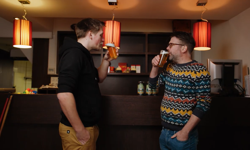 Fred en Roel proosten op Frontaal Little Bar